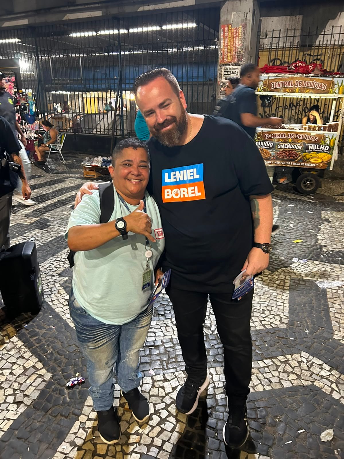 Leniel Borel com uma apoiadora durante uma ação de rua